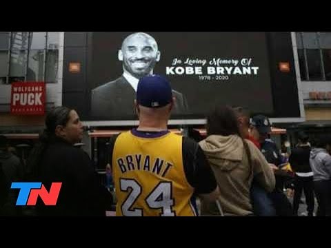 Fans se reunen frente al Staples Center para rendir homenaje a Kobe Bryant