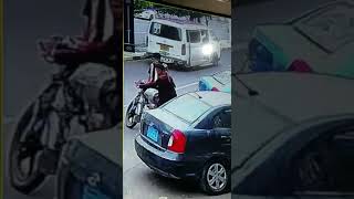 شاهد .. كاميرا مراقبة توثق شاب يسرق هاتف فتاة يمنية