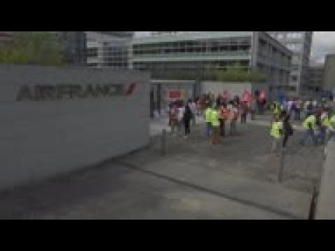 Protest as virus-hit Air France considers job cuts