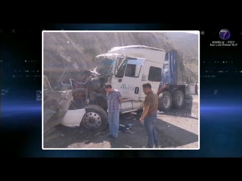 Tráiler sin frenos pierde el control e impacta cerro en carretera 57