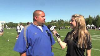 اصطدام لاعب كرة قدم بمراسلة تلفزيونية