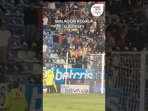 Luis Malagón recorre el campo para regalarle su jersey a un aficionado