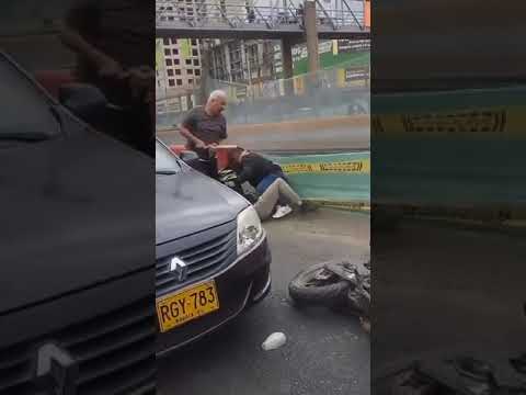 Pelea a palo entre hombres y motociclista en Bogotá quedo en video: todo por un choque simple
