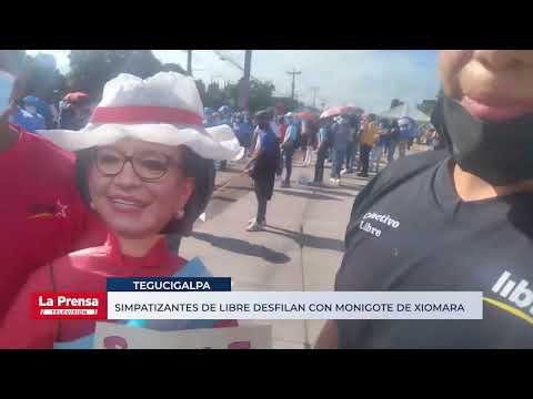 Simpatizantes de Libre desfilan con un monigote de Xiomara Castro