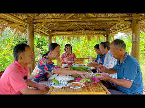 ซดข้าวปุ้นน้ำยาไก่บ้านพร้อมผั