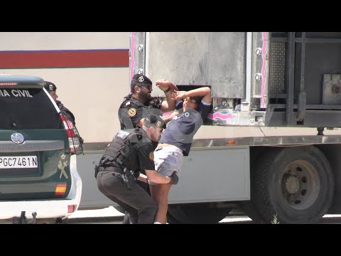 A 50 grados en un tráiler: la Guardia Civil salva la vida a 5 menores