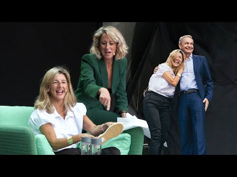 Zapatero sorprende Yolanda Díaz y Maria Juan le regala espardeñas en el Festival de elDiario.es