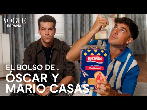 ¿Qué hay en el bolso de Mario y Óscar Casas? | VOGUE España