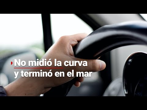 ¡A NADAR! | Pierde el control del taxi y se va directo al mar; el chofer se dio a la fuga