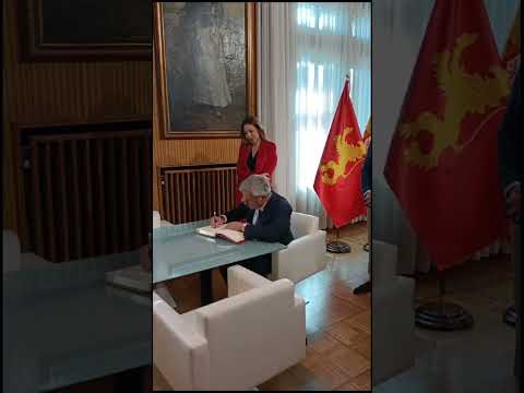 Carlos Sainz firma en el Libro de Honor de la ciudad de Zaragoza