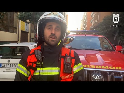 Desalojadas tres viviendas en Retiro tras un incendio en un local