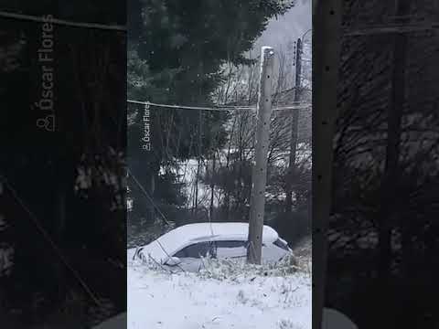Autos patinan por nieve escarchada en Coyhaique