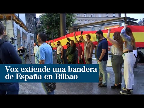 Vox extiende una gran bandera de España en Bilbao entre abucheos de los independentistas