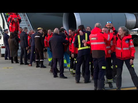 Los efectivos de la UME y de bomberos de la Comunidad de Madrid aterrizan tras su misión en Tur