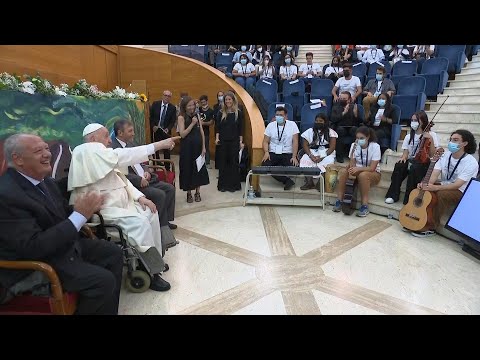 Le pape François et Bono lancent un mouvement éducatif international à Rome | AFP Images