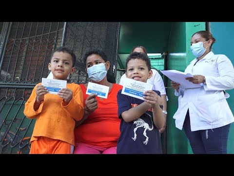 Familias del barrio La Cruz se vacunan contra el Covid-19