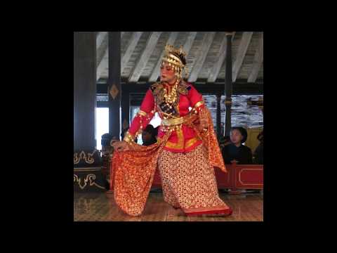 Traditional Javanese dance at Sultan's Palace