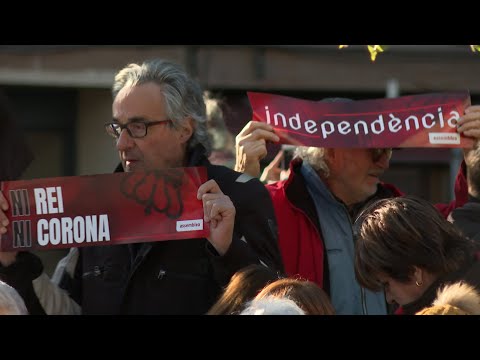 Centenares de independentistas protestan por la presencia del Rey en Barcelona