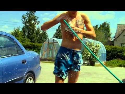 Video: Sexy car wash - Merginoms to daryti nebereikės