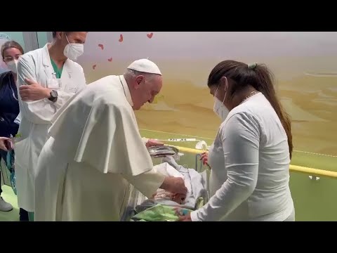 El Papa bautiza a un bebé en la planta de Oncología Pediátrica del hospital Gemelli