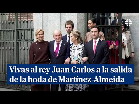 Vivas al rey Juan Carlos a la salida de la boda de Martínez-Almeida y Teresa Urquijo