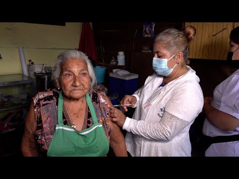 Brigadas de salud inmunizan contra la Covid-19 a pobladores del barrio San Ignacio
