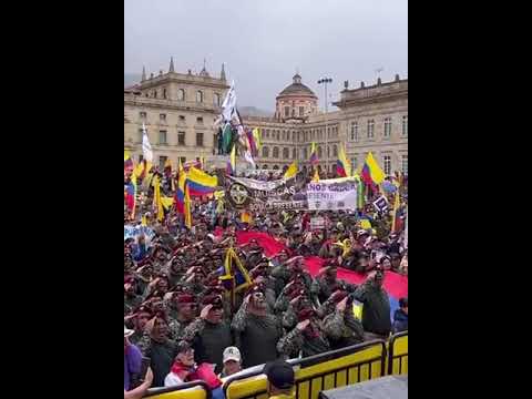#breakingnews miles de #Colombianos de la #Reserva y #Civiles se manifiestan contra #petro