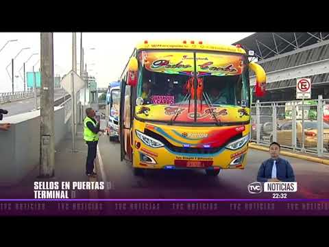 Sellos en puertas de buses en terminal de Guayaquil