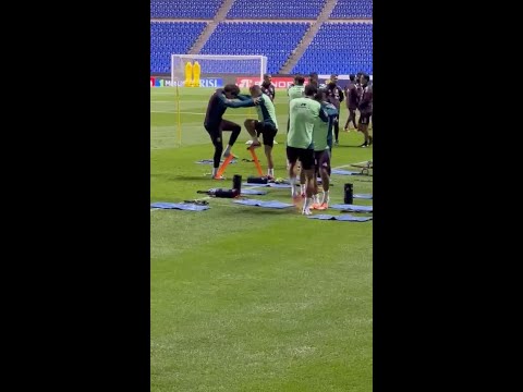 GUILLERMO OCHOA Y ANDRÉS GUARDADO disfrutan sus últimos entrenamientos juntos