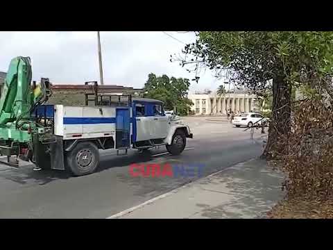 VOLCADURA de camión cisterna con COMBUSTIBLE y DERRAME en Marianao, La Habana