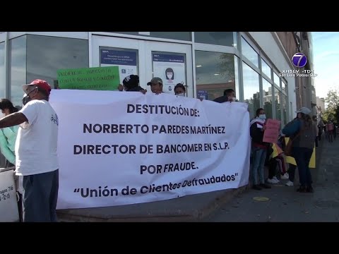 Decenas de personas se manifestaron al exterior de una institución bancaria.