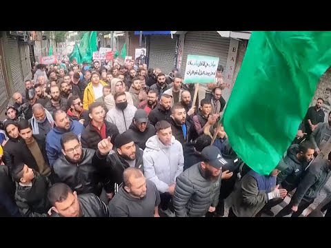 Palestinos protestan en Ramala contra el asesinato del comandante de Hamás Arouri.
