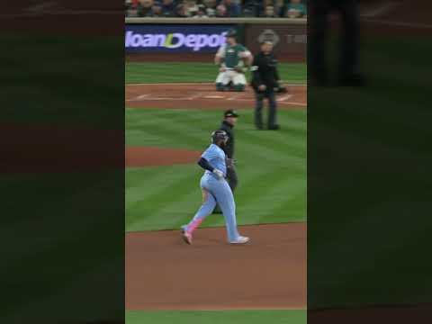 VLADIMIR GUERRERO JR. WITH HIS FIRST HOME RUN OF THE #ALCS!