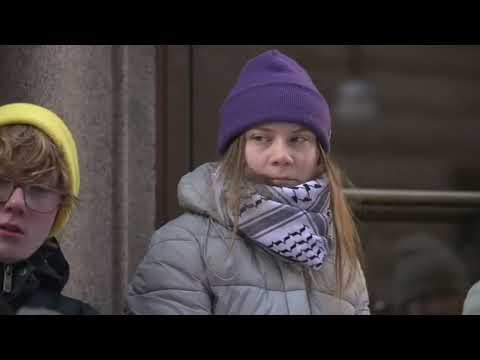 L'activiste climatique suédoise Greta Thunberg bloque l'entrée du Parlement suédois | AFP Images