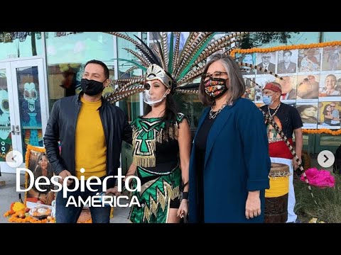 Bailes, colores y tradición: altar en LA rinde homenajea los muertos en la pandemia