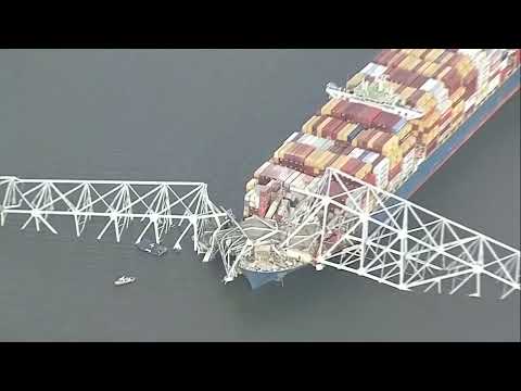 Barco de carga se estrella contra un importante puente en Baltimore