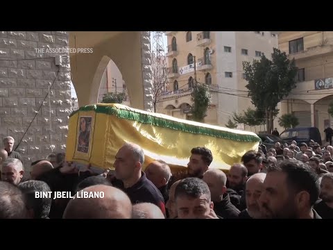 Parlamentarios del Líbano asisten al funeral de una mujer muerta en un ataque israelí
