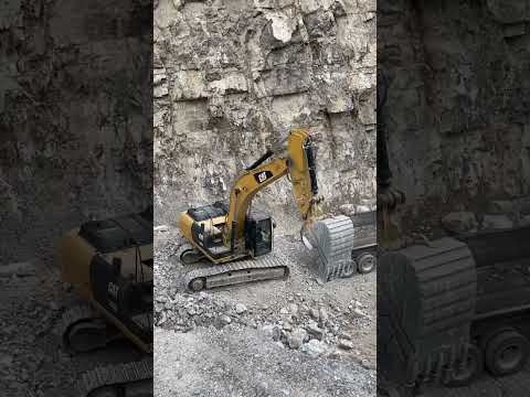 Excavadora cargando torton #mina #piedras #excavator #caterpillar