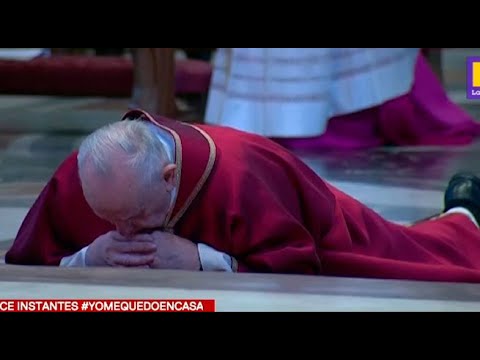 Papa Francisco reza postrado en el suelo por pandemia del coronavirus
