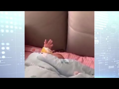 Captan a bebé saludando en una ecografía