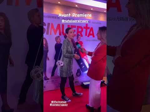 Natalia Oreiro hablando con una periodista en la alfombra roja de la Avant Première de Casi Muerta 4