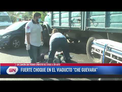 Fuerte choque en el viaducto Che Guevara Un camión se quedó sin frenos y embistió la parte trasera d