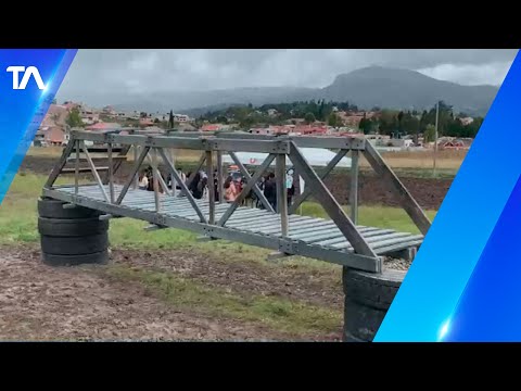 Universitarios construyen puentes peatonales con plástico reciclado