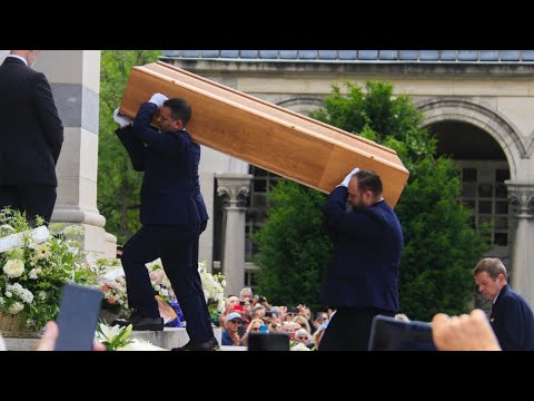 Au Père-Lachaise, les adieux d'une génération à Françoise Hardy