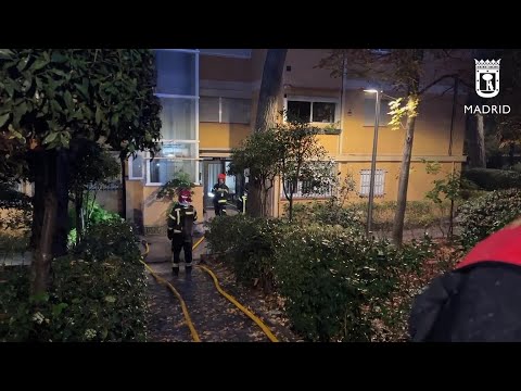 Atendidas 3 personas que saltaron de sus pisos por un incendio en San Blas (Madrid)