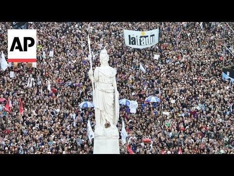 Thousands march in Argentina in defense of public universities