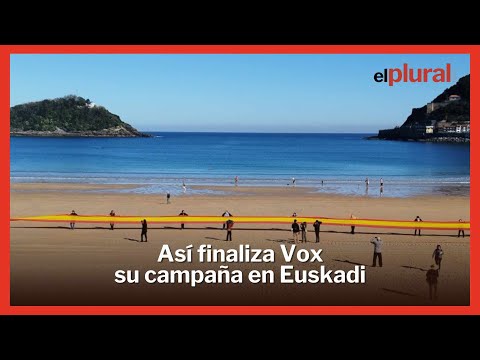 Vox despliega una bandera de España de 50 metros en la playa de La Concha como fin de campaña