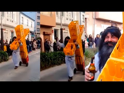 Ciudadano se vuelve viral al cargar una cruz hecha de cajas de cerveza