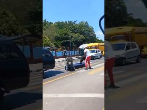 ¡De Película! Ataúd cae en plena calle desde un carro fúnebre en Santiago de Cuba