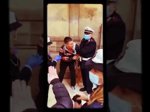 Policías detienen a una mujer culpable de no llevar mascarilla médica al aire (Italia)